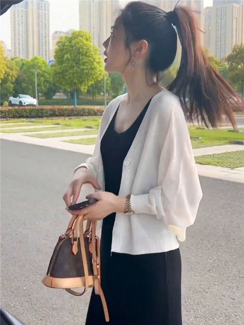 30代ファッション 透かし編みゆったりショートカーディガン