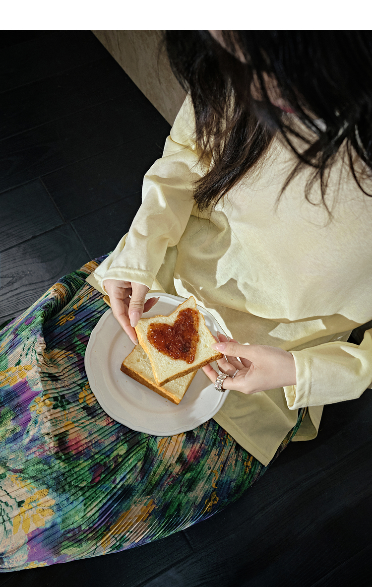 30代ファッション 彩り水彩画プリーツスカート