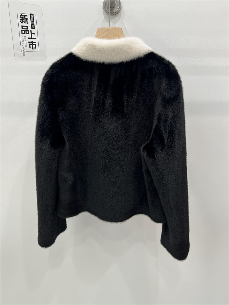 30代ファッション  ふわもこカラー切り替えショートジャケット