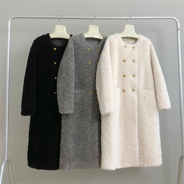 30代ファッション  ふわもこ素材のダブルボタンロングコート