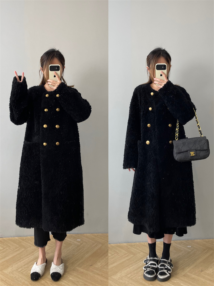 30代ファッション  ふわもこ素材のダブルボタンロングコート