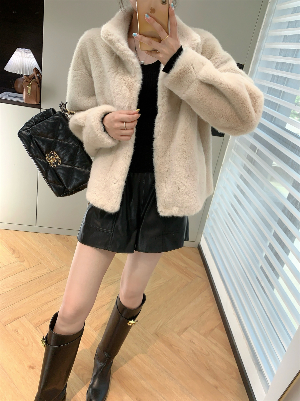 30代ファッション  ふわふわモコモコ ショート丈ファーコート