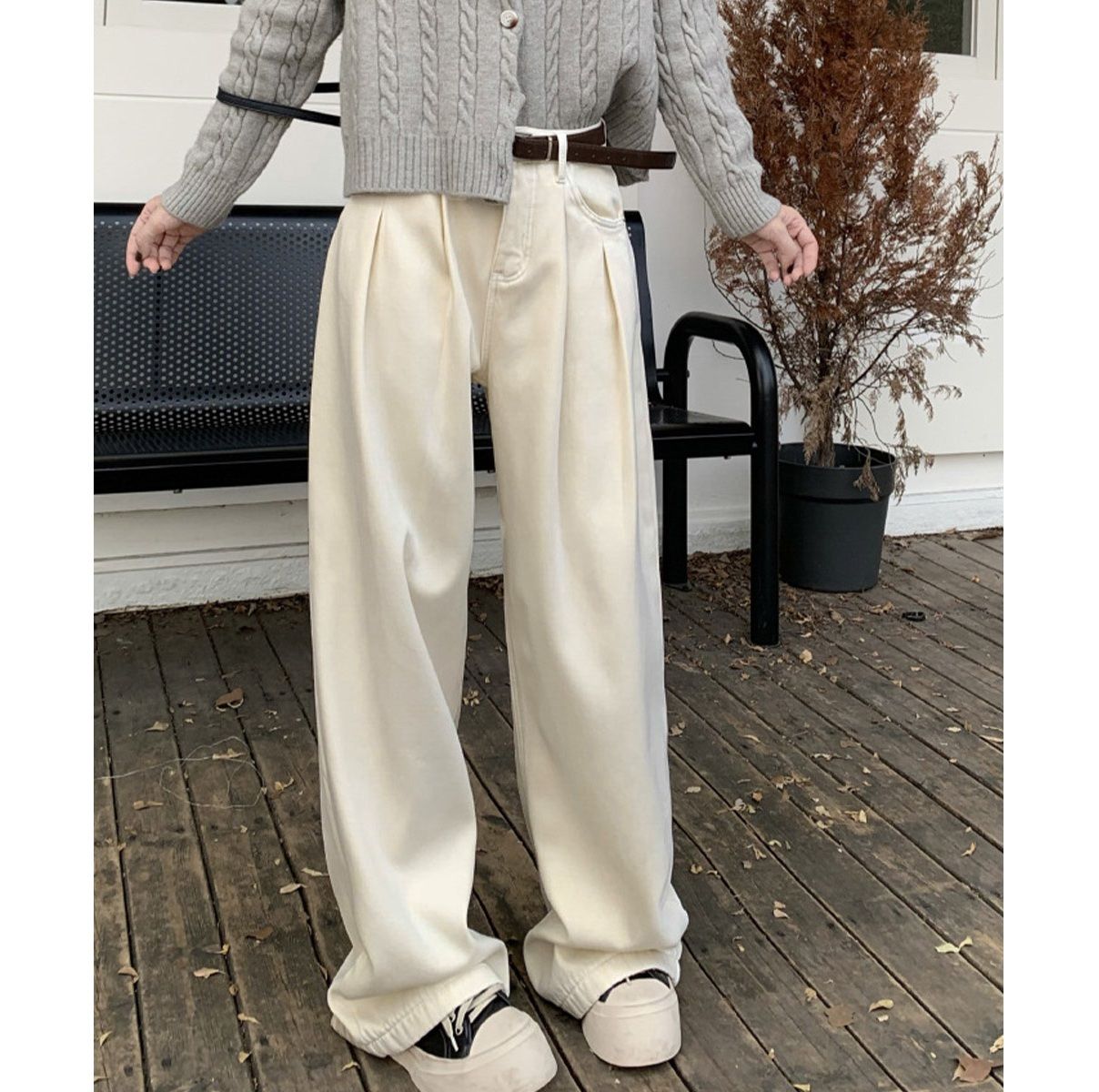 30代ファッション 脚長効果タックワイドデニムパンツ