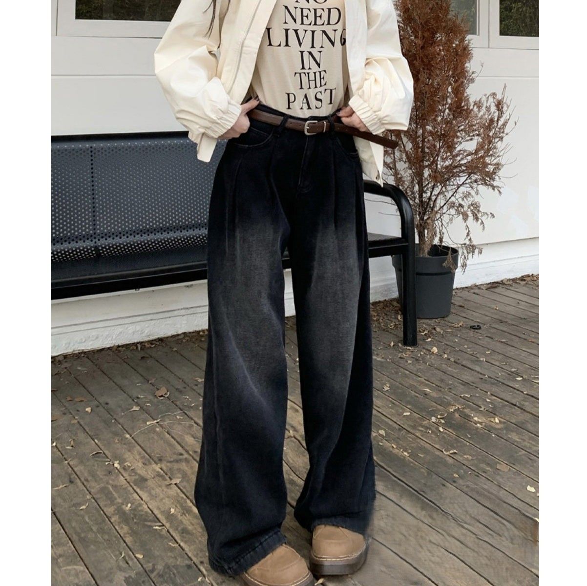 30代ファッション 脚長効果タックワイドデニムパンツ