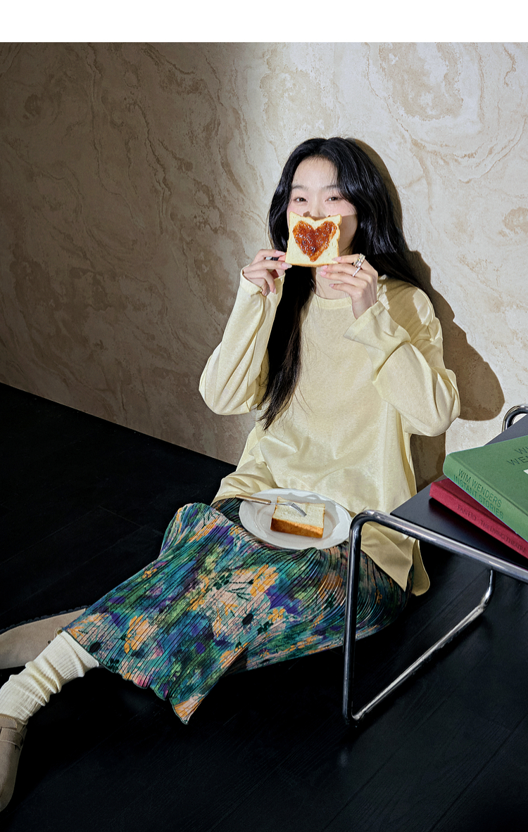 30代ファッション 彩り水彩画プリーツスカート