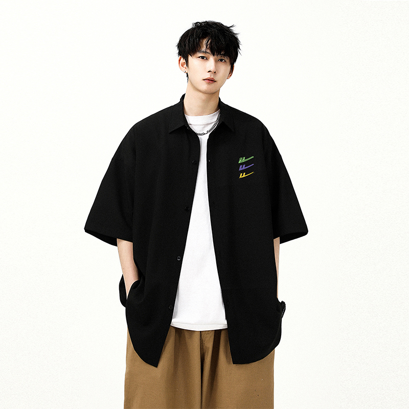 30代ファッション ゆったりシルエット半袖シャツ