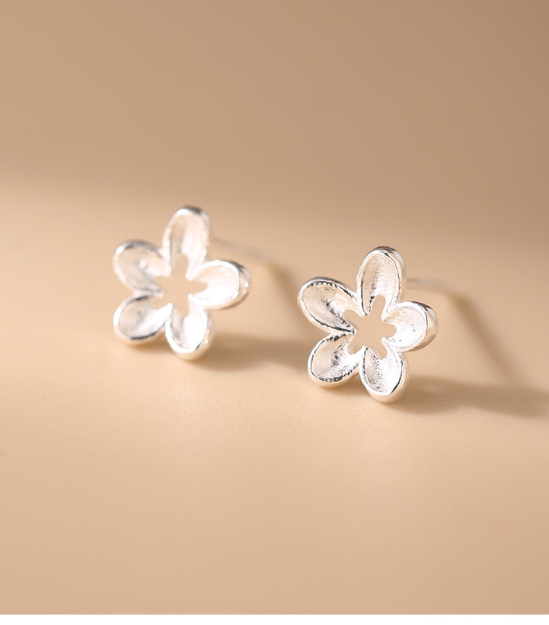 30代ファッション 透かし花モチーフ シルバーピアス 上品アクセサリー 通年使える