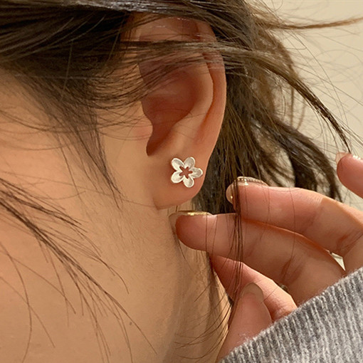 30代ファッション 透かし花モチーフ シルバーピアス 上品アクセサリー 通年使える
