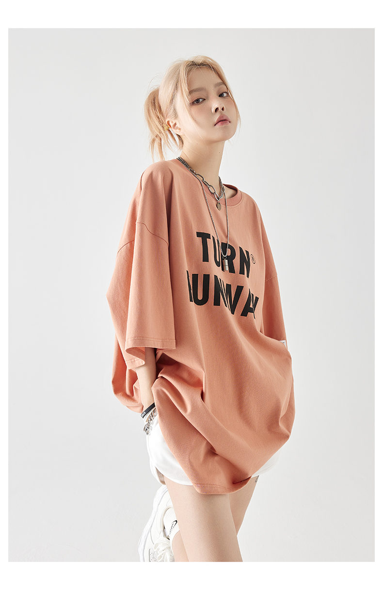 30代ファッション ゆったりメッセージ入りチュニックワンピース
