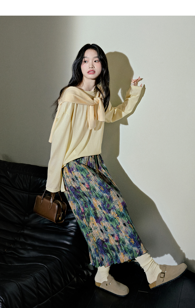 30代ファッション 彩り水彩画プリーツスカート