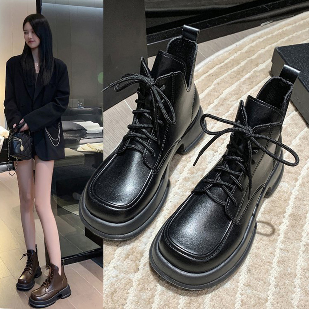 30代ファッション 厚底編み上げショートブーツ美脚効果