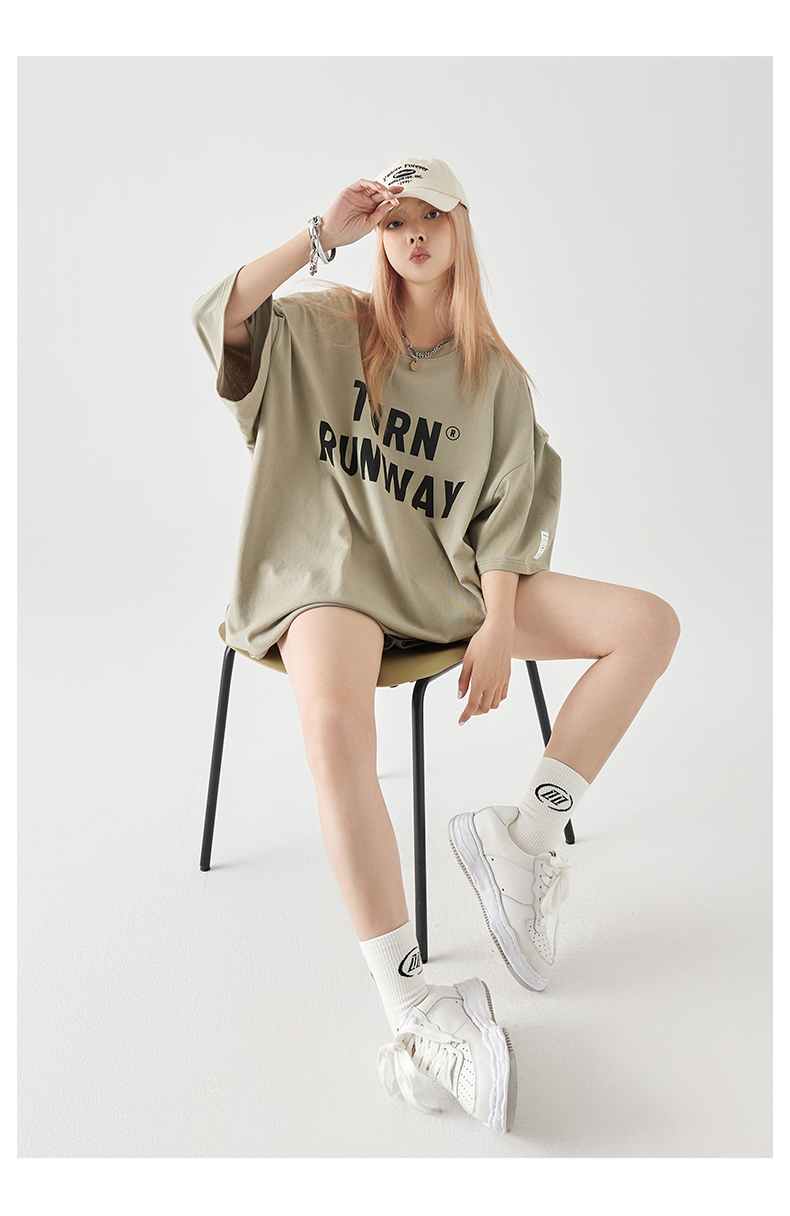 30代ファッション ゆったりメッセージ入りチュニックワンピース