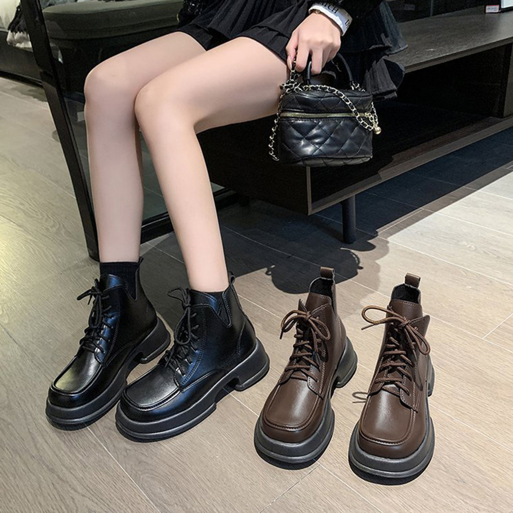 30代ファッション 厚底編み上げショートブーツ美脚効果