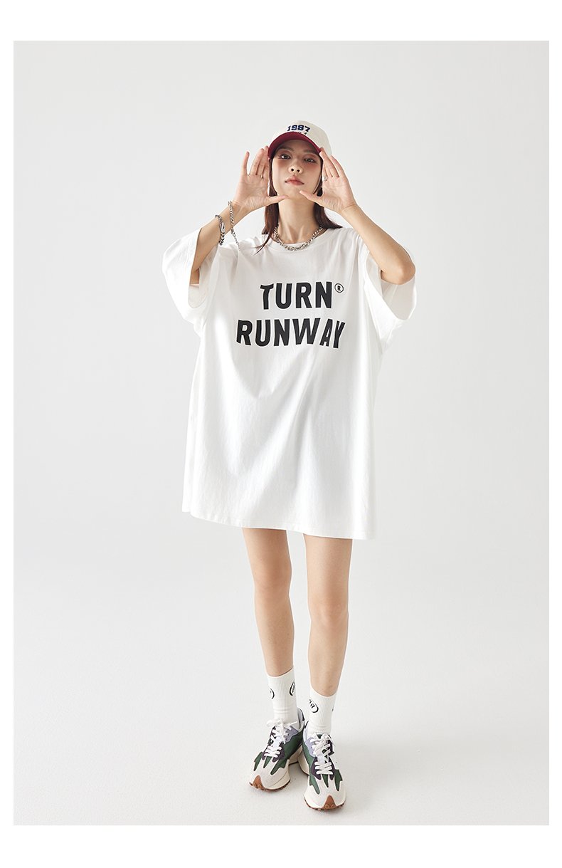 30代ファッション ゆったりメッセージ入りチュニックワンピース