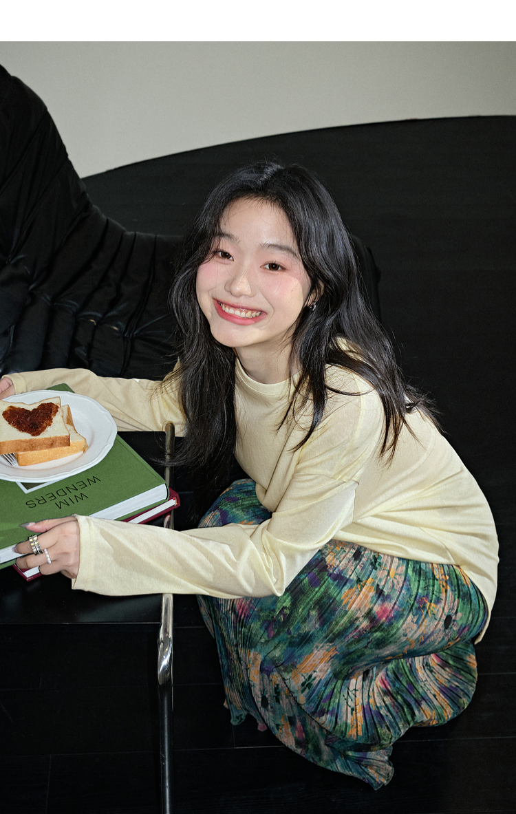 30代ファッション 彩り水彩画プリーツスカート