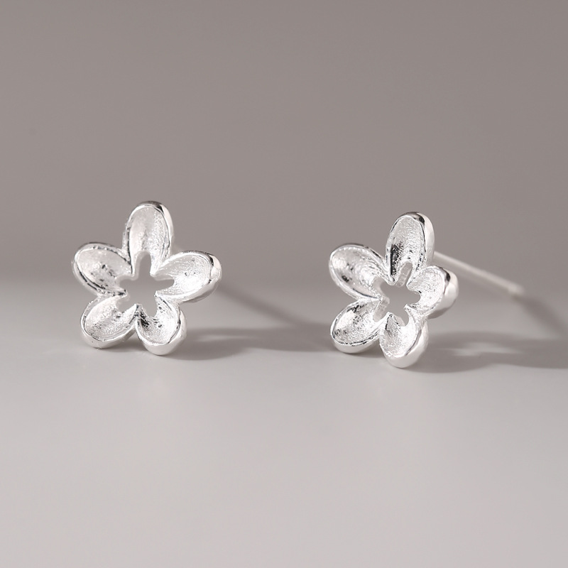 30代ファッション 透かし花モチーフ シルバーピアス 上品アクセサリー 通年使える
