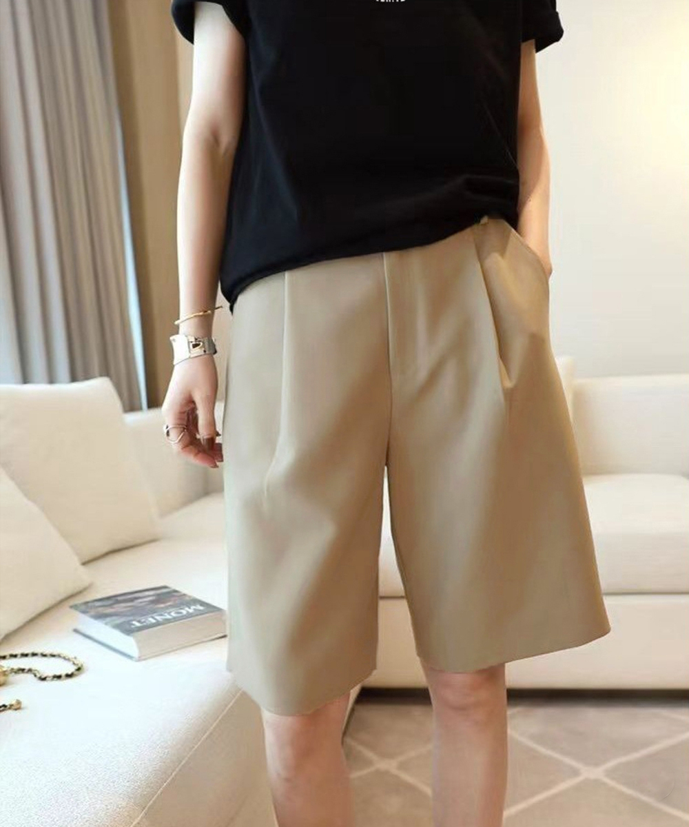 30代ファッション タック入りハイウエストショートパンツ美脚