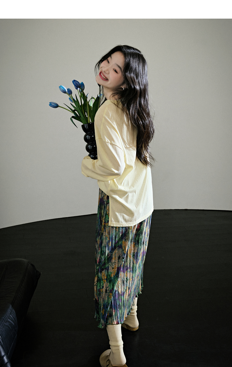 30代ファッション 彩り水彩画プリーツスカート