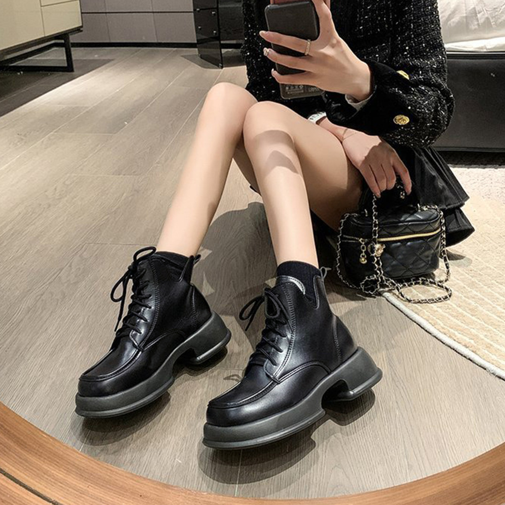 30代ファッション 厚底編み上げショートブーツ美脚効果
