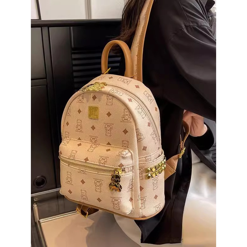 30代ファッション クマ模様の上品リュック