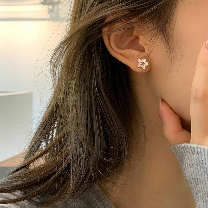 30代ファッション 透かし花モチーフ シルバーピアス 上品アクセサリー 通年使える