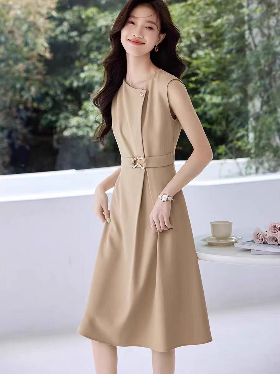 30代ファッション 上品ベージュワンピース夏の大人スタイル