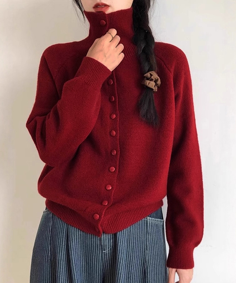 30代ファッション くるみボタンハイネックニットカーディガン