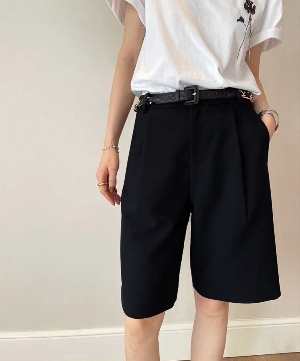 30代ファッション タック入りハイウエストショートパンツ美脚
