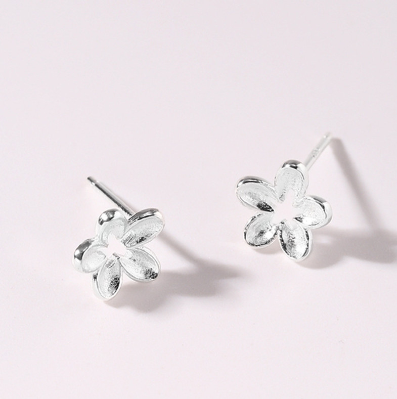 30代ファッション 透かし花モチーフ シルバーピアス 上品アクセサリー 通年使える