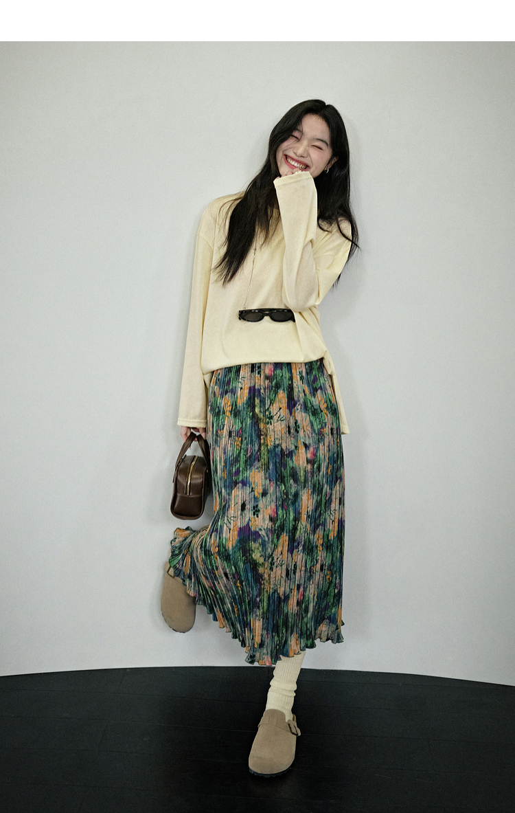 30代ファッション 彩り水彩画プリーツスカート