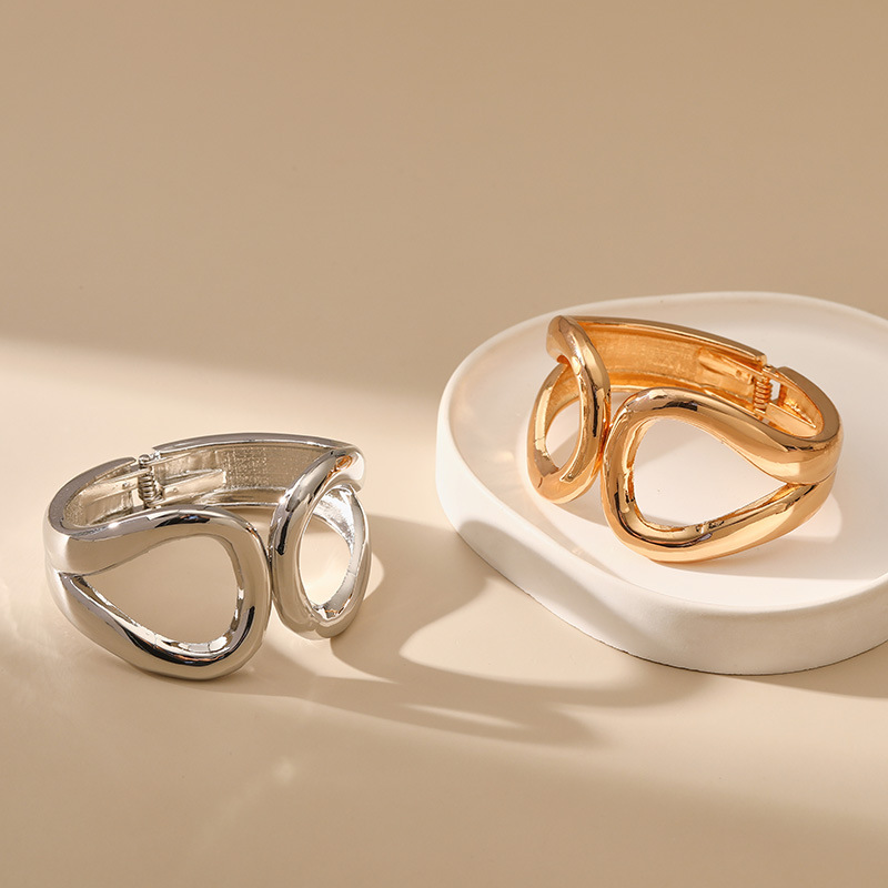 30代ファッション 幾何学モチーフブレスレット 金属製 大人の個性派アクセサリー