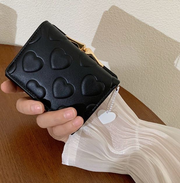 三つ折り財布 がま口 ハート型押しがま口三つ折り財布