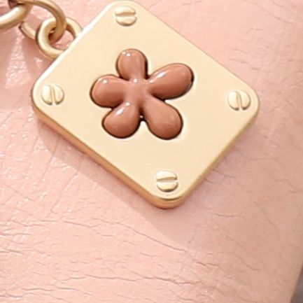三つ折り 財布 花チャーム付き曲線フォルム財布