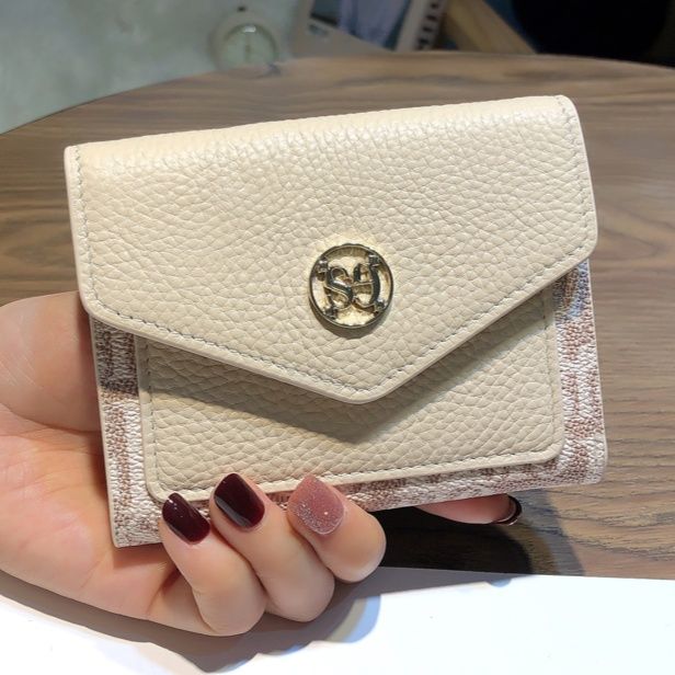 三つ折り 財布 上品な型押しレザー三つ折りミニ財布