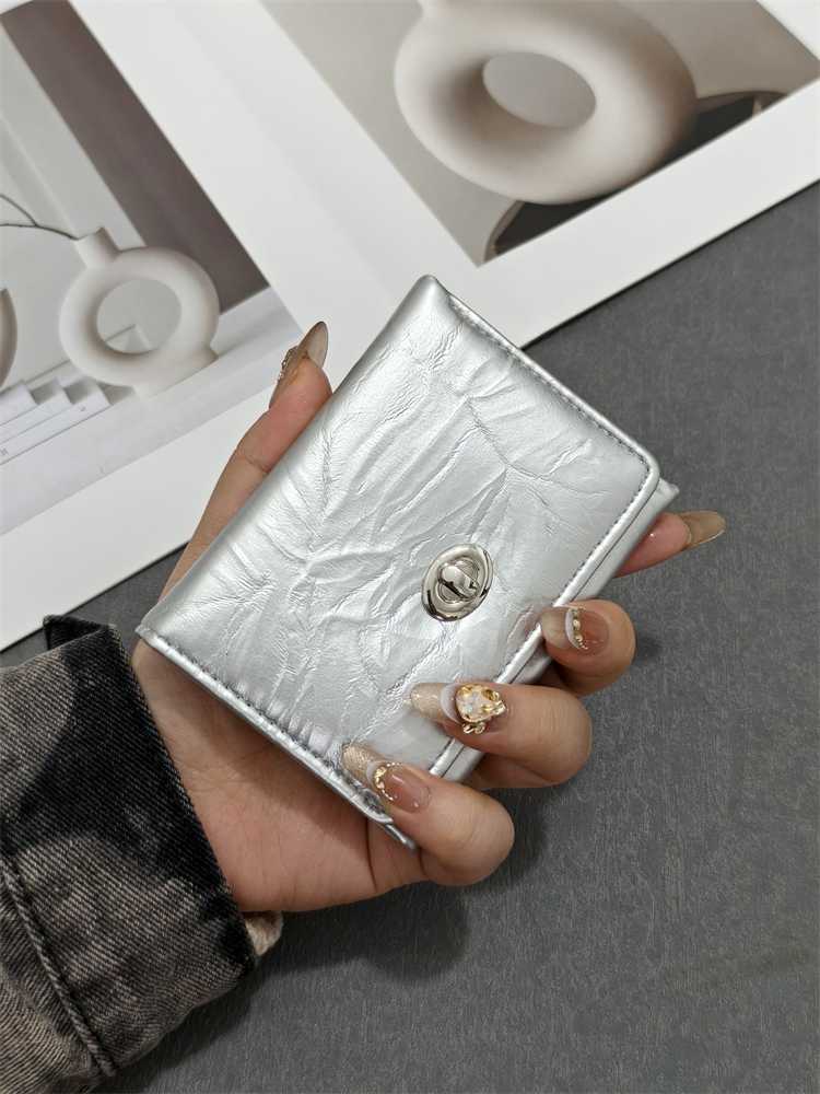 ポケットの中がスッキリ軽やか！薄い折りたたみ財布で毎日の持ち歩きが楽になる5選