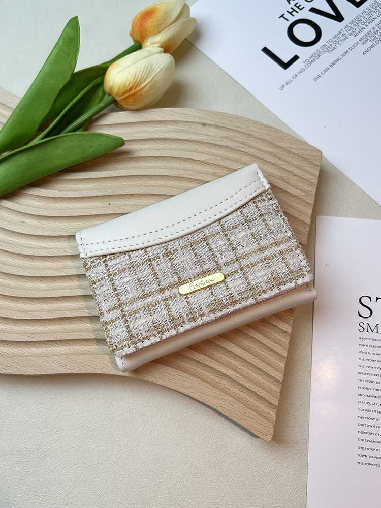 韓国風デザインがおしゃれ!毎日持ち歩きたくなる三つ折り財布10選