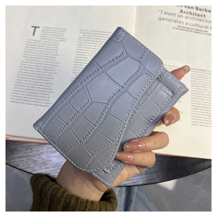 コンパクトで薄い三つ折り財布で毎日の持ち歩きがもっと軽やかになる5選