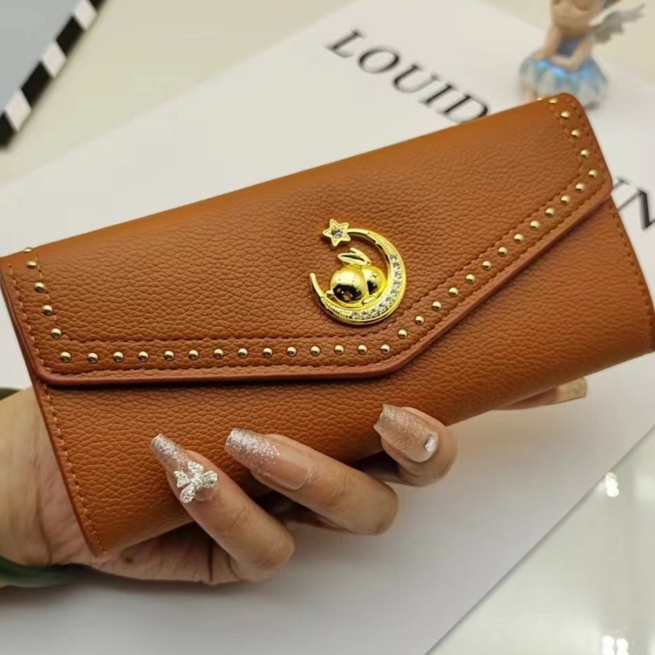 三つ折 月と星の飾り金具付き鋲装飾長財布