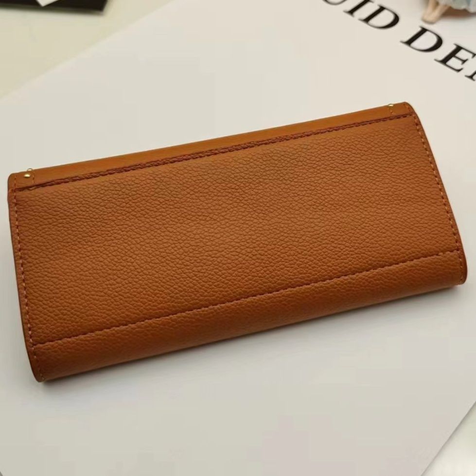 三つ折 月と星の飾り金具付き鋲装飾長財布