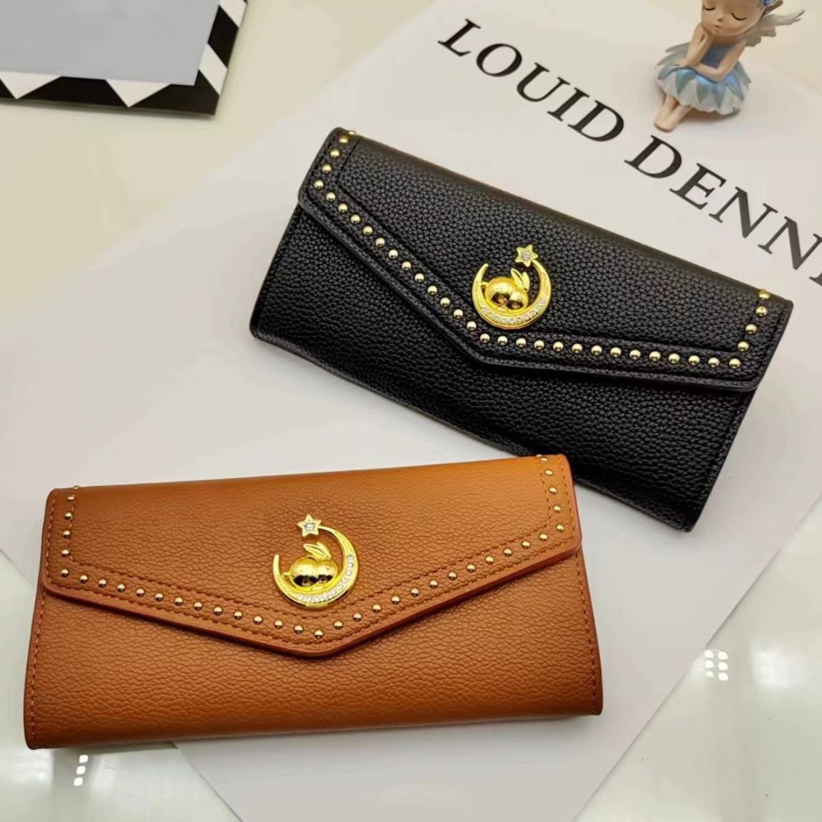 三つ折 月と星の飾り金具付き鋲装飾長財布