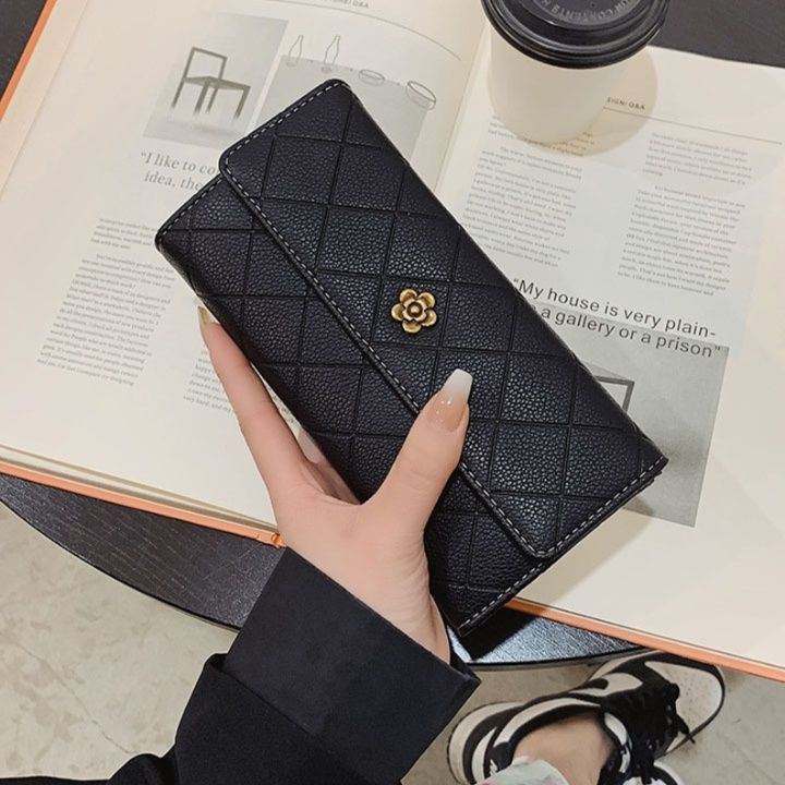 三つ折り キルティング模様花金具付き上品長財布