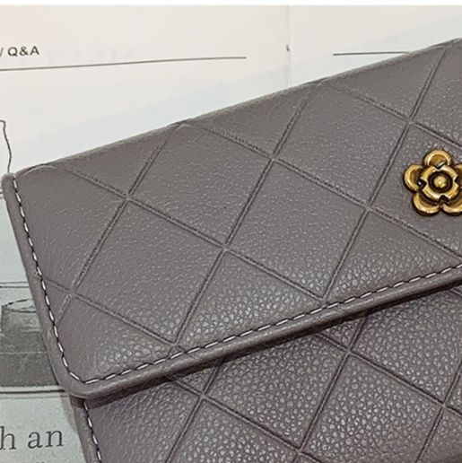 三つ折り キルティング模様花金具付き上品長財布