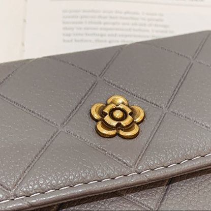 三つ折り キルティング模様花金具付き上品長財布