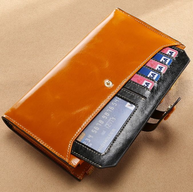 三つ折り本革エナメル仕上げボタン留め長財布