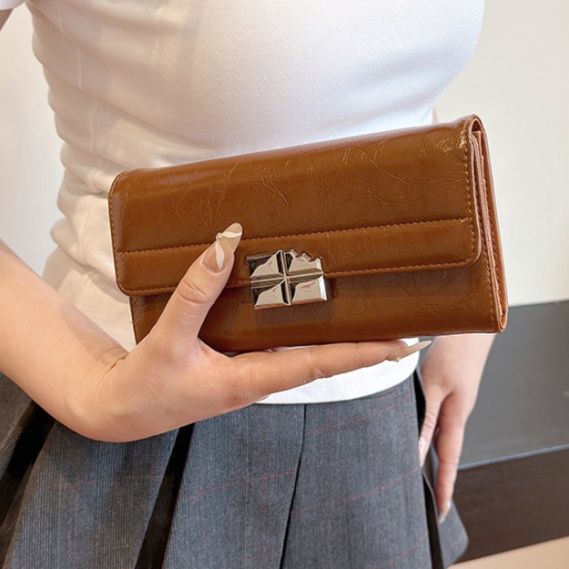 三つ折り 上品な金具装飾付き型押しレザー長財布