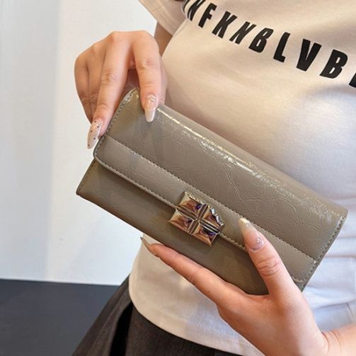 三つ折り 上品な金具装飾付き型押しレザー長財布