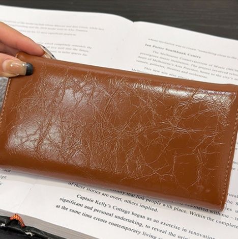 三つ折り 上品な金具装飾付き型押しレザー長財布