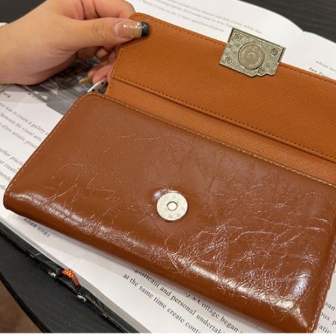 三つ折り 上品な金具装飾付き型押しレザー長財布