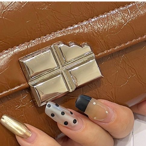 三つ折り 上品な金具装飾付き型押しレザー長財布