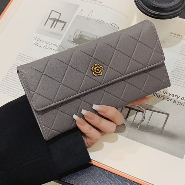 三つ折り キルティング模様花金具付き上品長財布